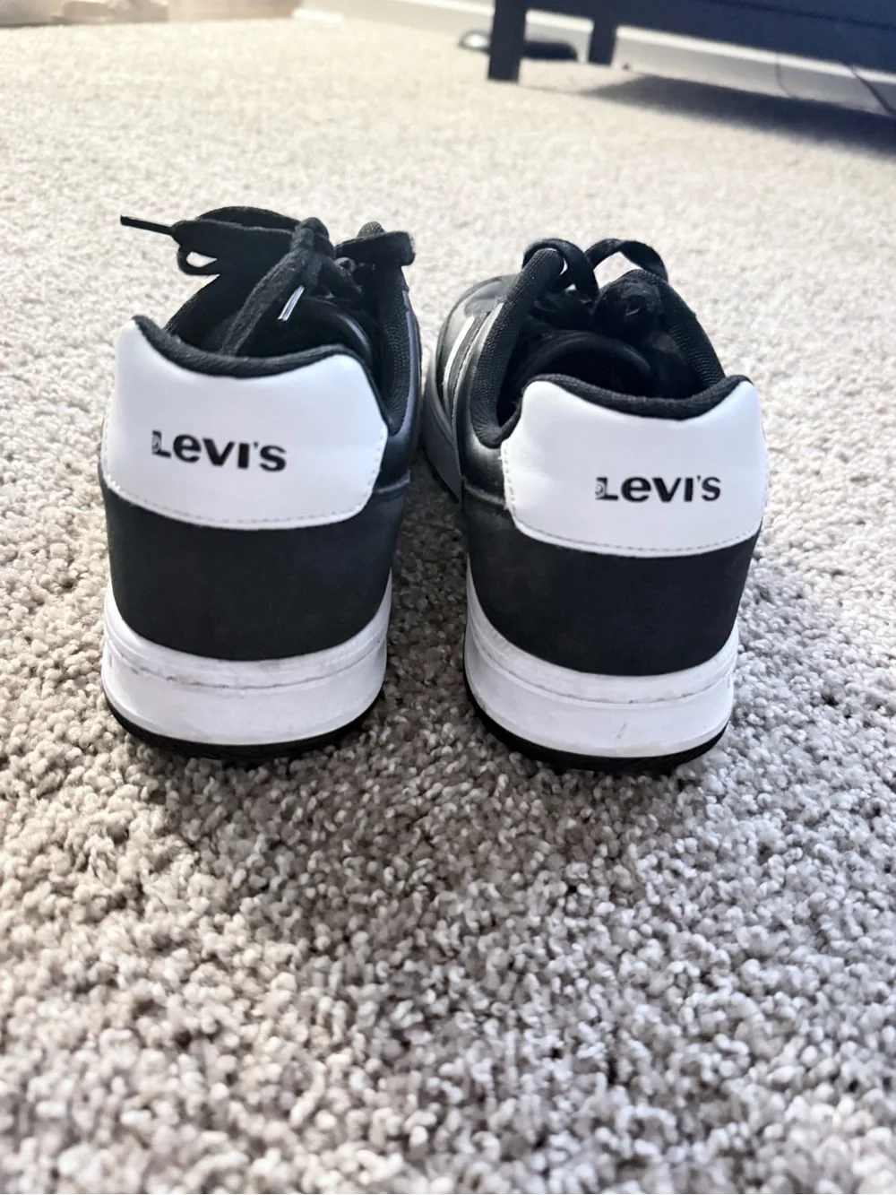 Levi's Men's Black and White Low-Top Sneakers with Side Stripe